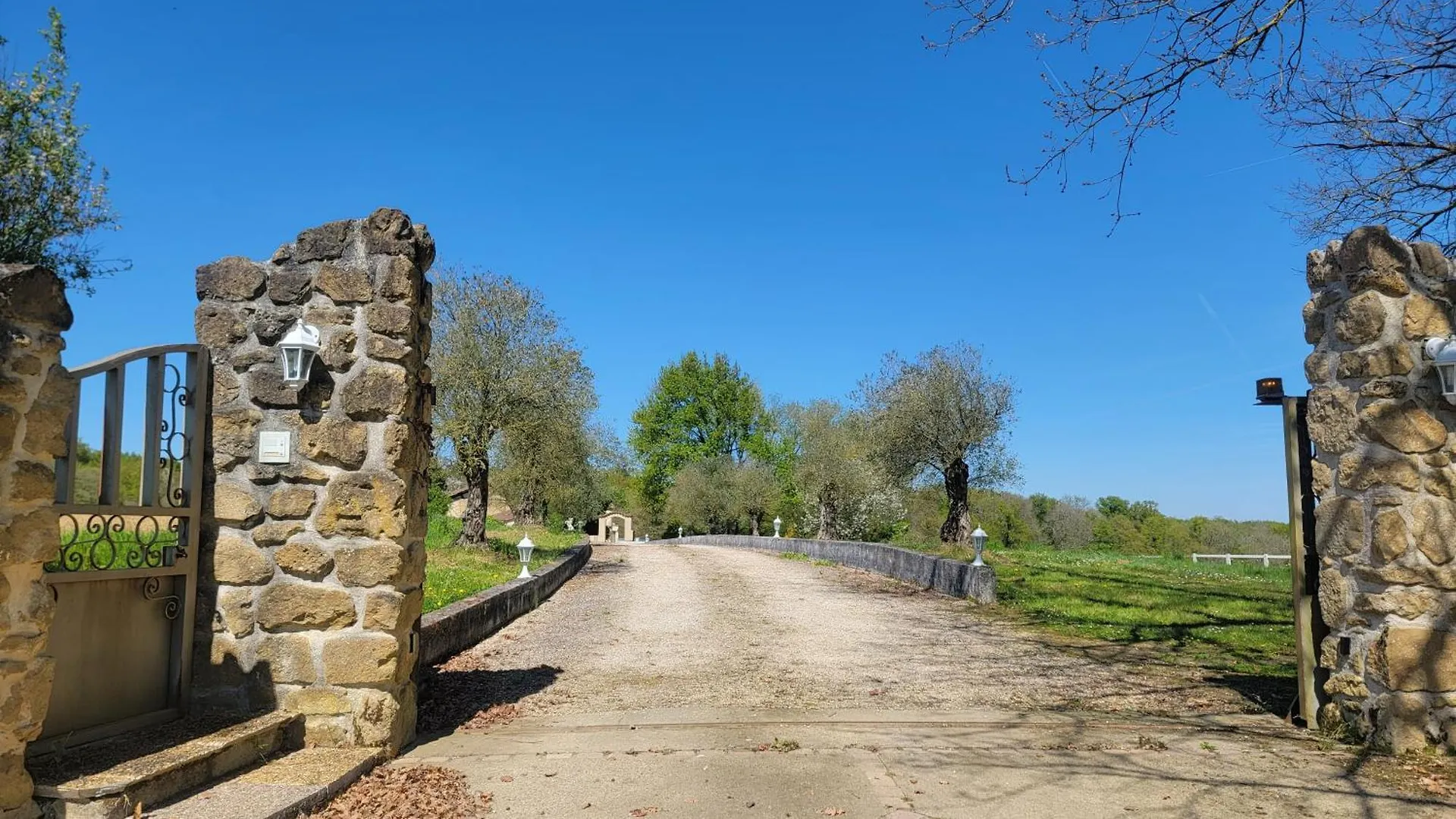 Maison Dans Gite Domaine Rey Loubersan 公寓